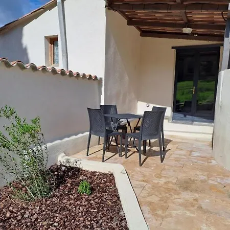 Domaine De Prefaissal Bed & Breakfast 2*