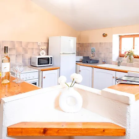 Domaine De Prefaissal Bed & Breakfast 2*